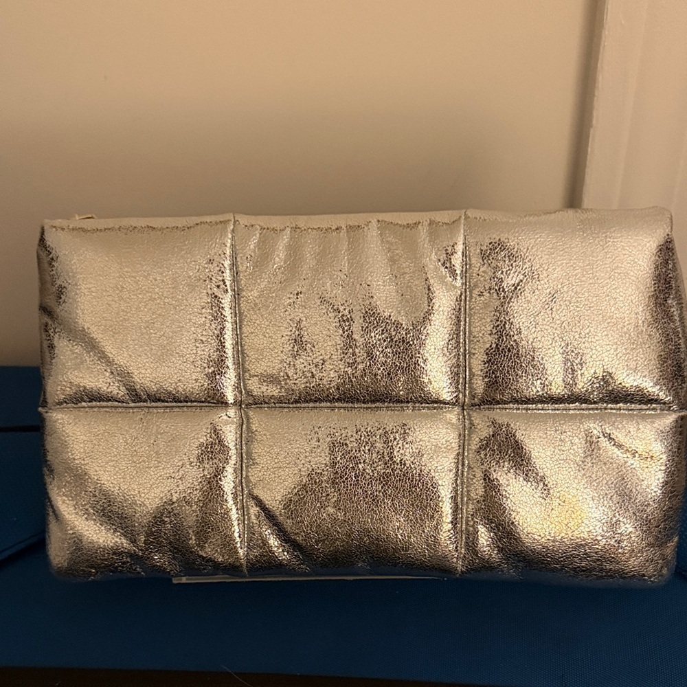 NWT Shiraleah Skyler Zip Top Puffy Quilted Metallic Silver Pouch.